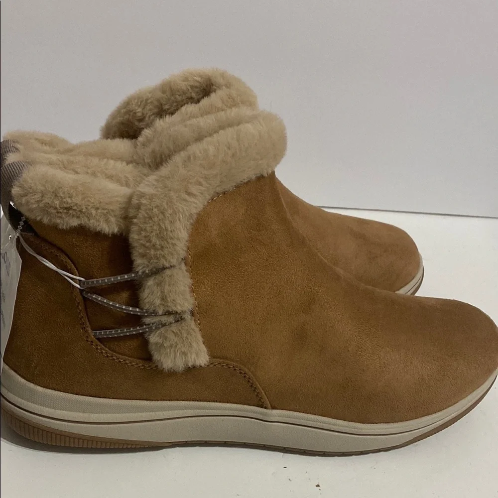 Clarks Women's Tan Ankle Boots with Faux Fur Lining Size 11